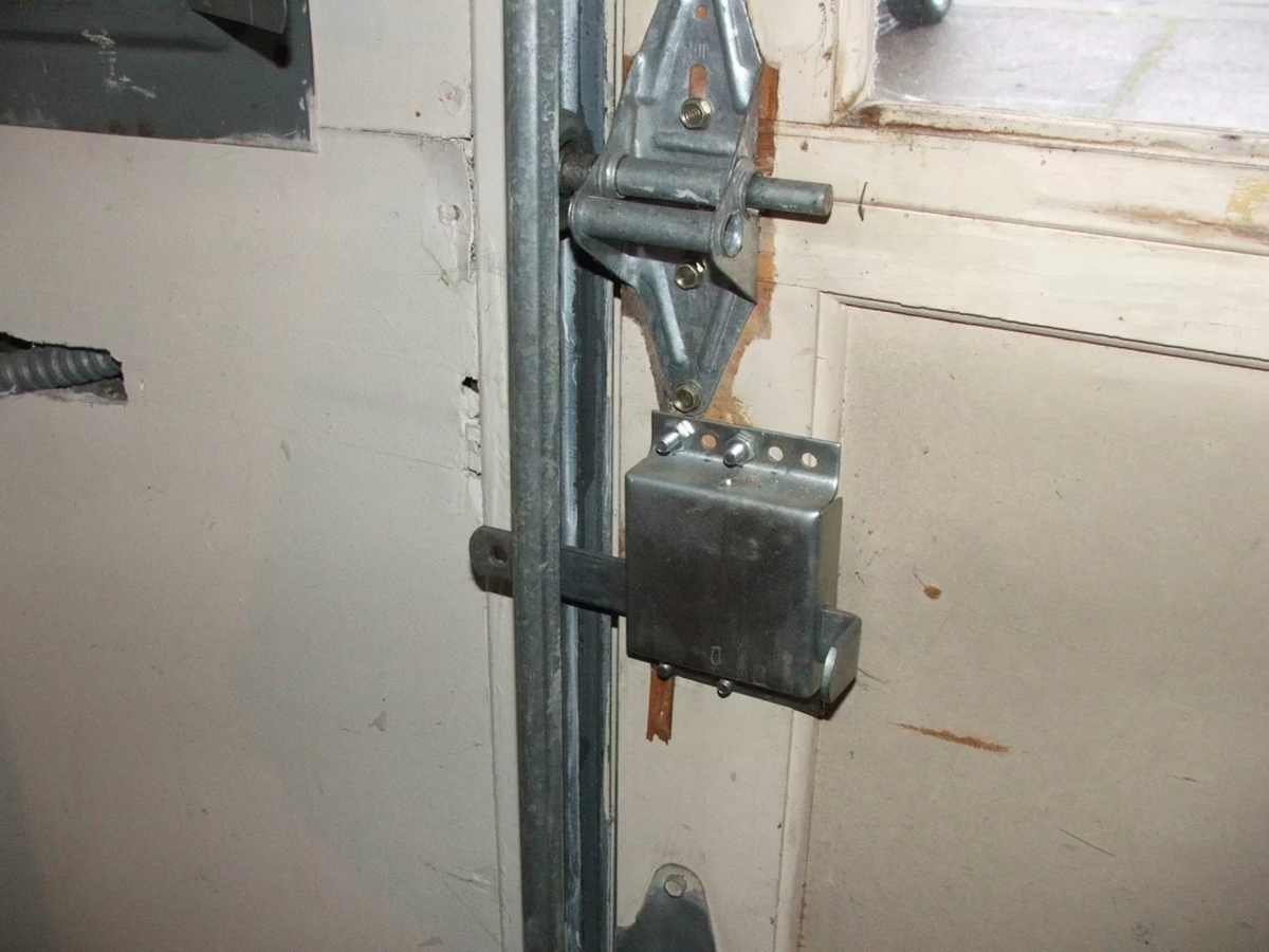 Residential Garage Door Universal and Adjustable Lock System | Lock Replacement for Garage Door Repair | Hardware Lock Garage Repair | Slide Lock Garage Door Security - Garage and Sliding Door Hardware